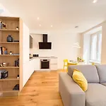 Cassa Di Risparmio 11 Tirabora Short Rent