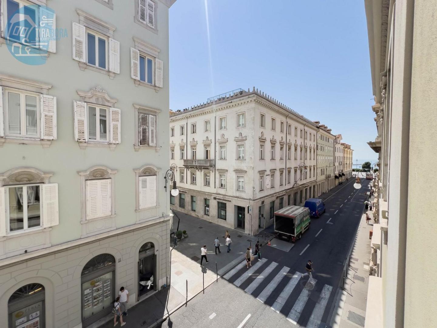 Apartment Cassa Di Risparmio 11 Tirabora Short Rent *