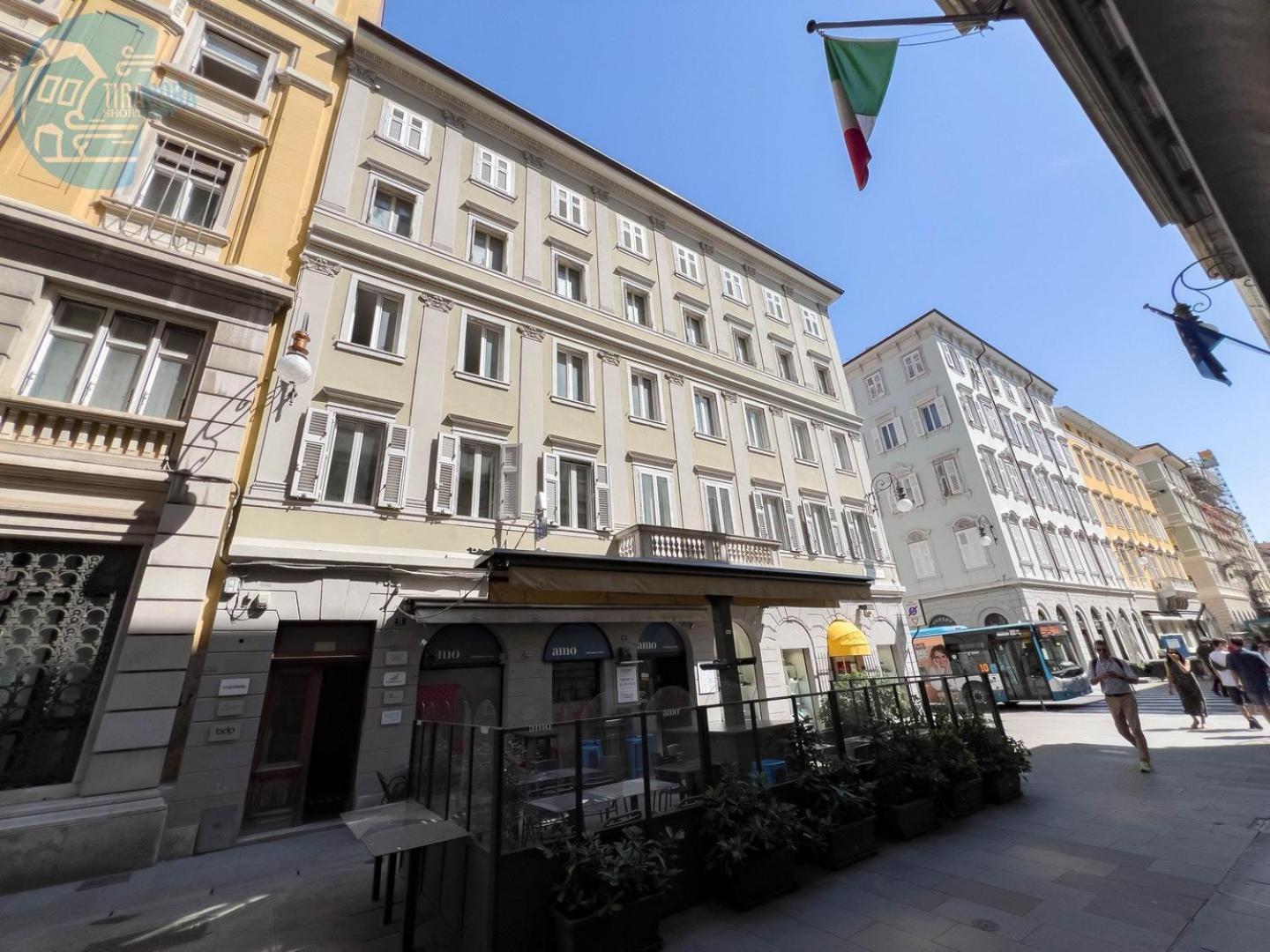 Cassa Di Risparmio 11 Tirabora Short Rent Apartment